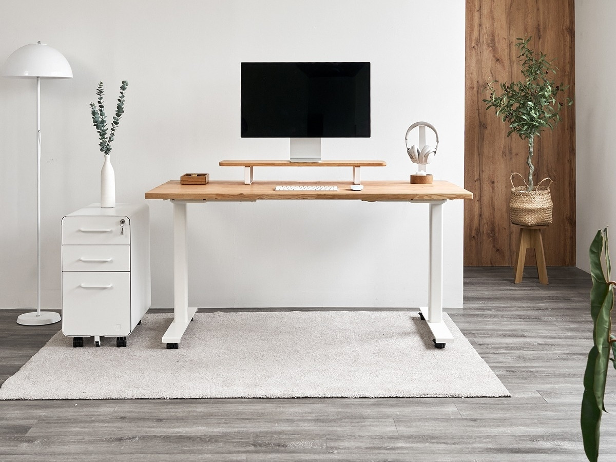 Bàn làm việc hướng Tây Nam gọn gàng với cây xanh hỗ trợ năng lượng Sinh Khí