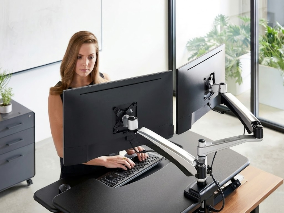 Monitor Arm – nền tảng cho setup đa màn hình chuẩn Monitor Arm – nền tảng cho setup đa màn hình chuẩn