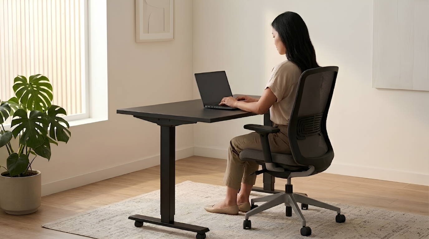Ngồi máy tính đúng tư thế giúp bảo vệ cột sống, giảm đau cổ vai gáy, cải thiện tuần hoàn máu và tăng hiệu suất làm việc hằng ngày