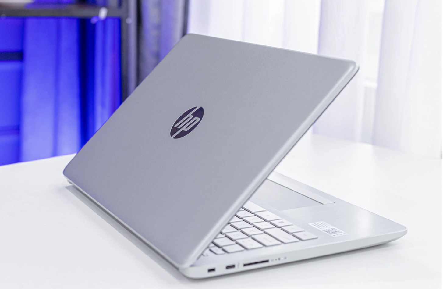 Laptop HP 14s màu bạc nhám, thiết kế tối giản, phù hợp sinh viên y khoa.