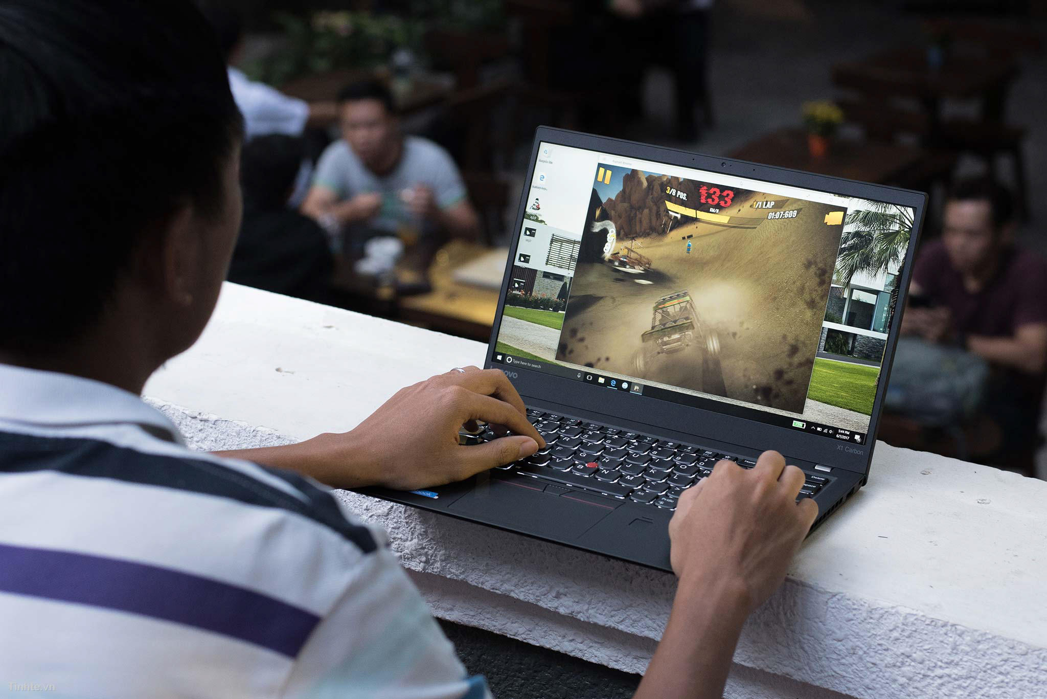 Laptop X1 Carbon Gen 5 với chip Intel Kaby Lake, RAM 8GB, SSD 256GB.