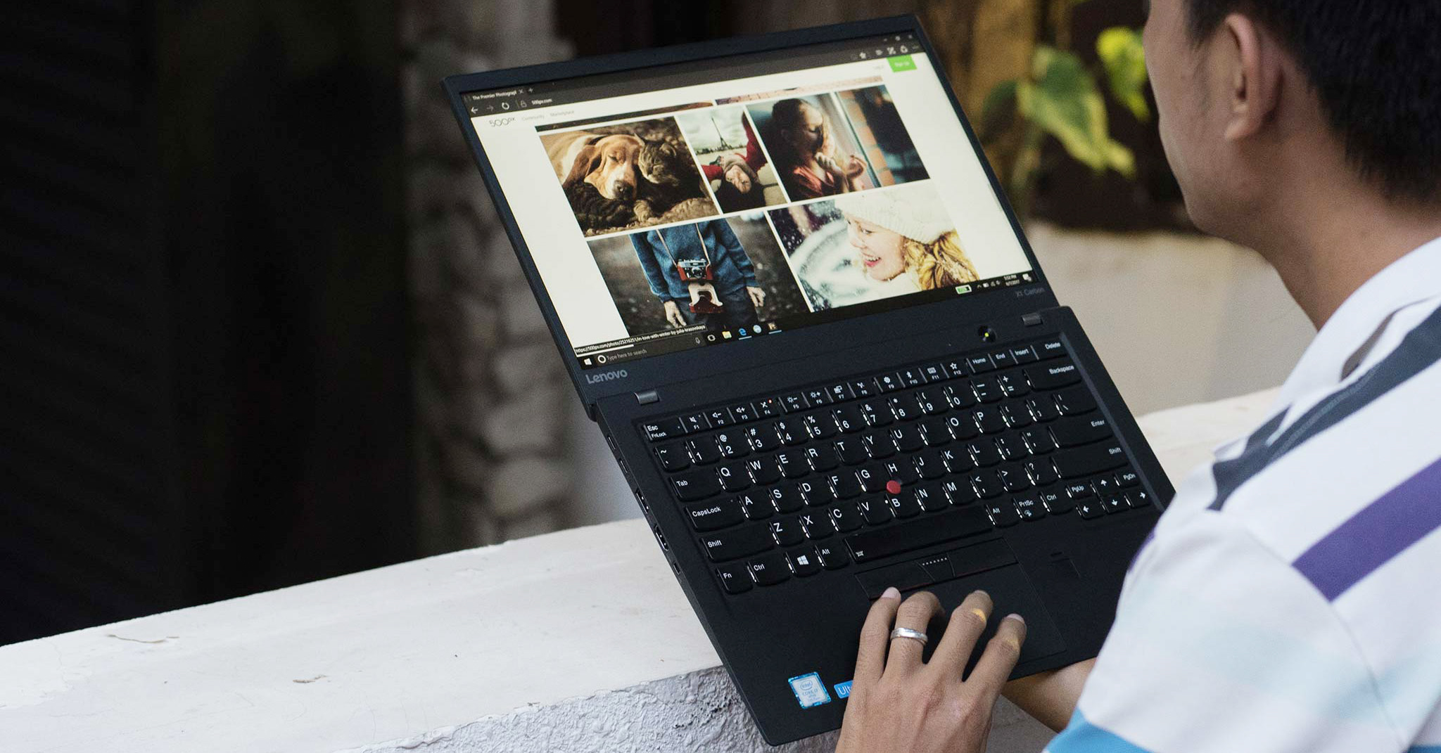 ThinkPad X1 Carbon Gen 5 với hợp kim magnesium pha carbon, chắc chắn, nhẹ nhàng, viền vuông vắn nam tính.