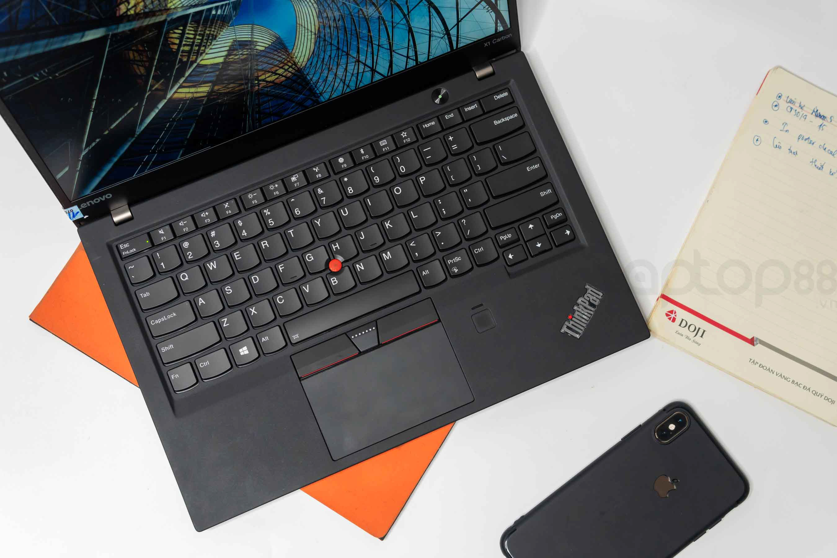 Lenovo ThinkPad X1 Carbon Gen 5 với bàn phím huyền thoại và hiệu năng ổn định