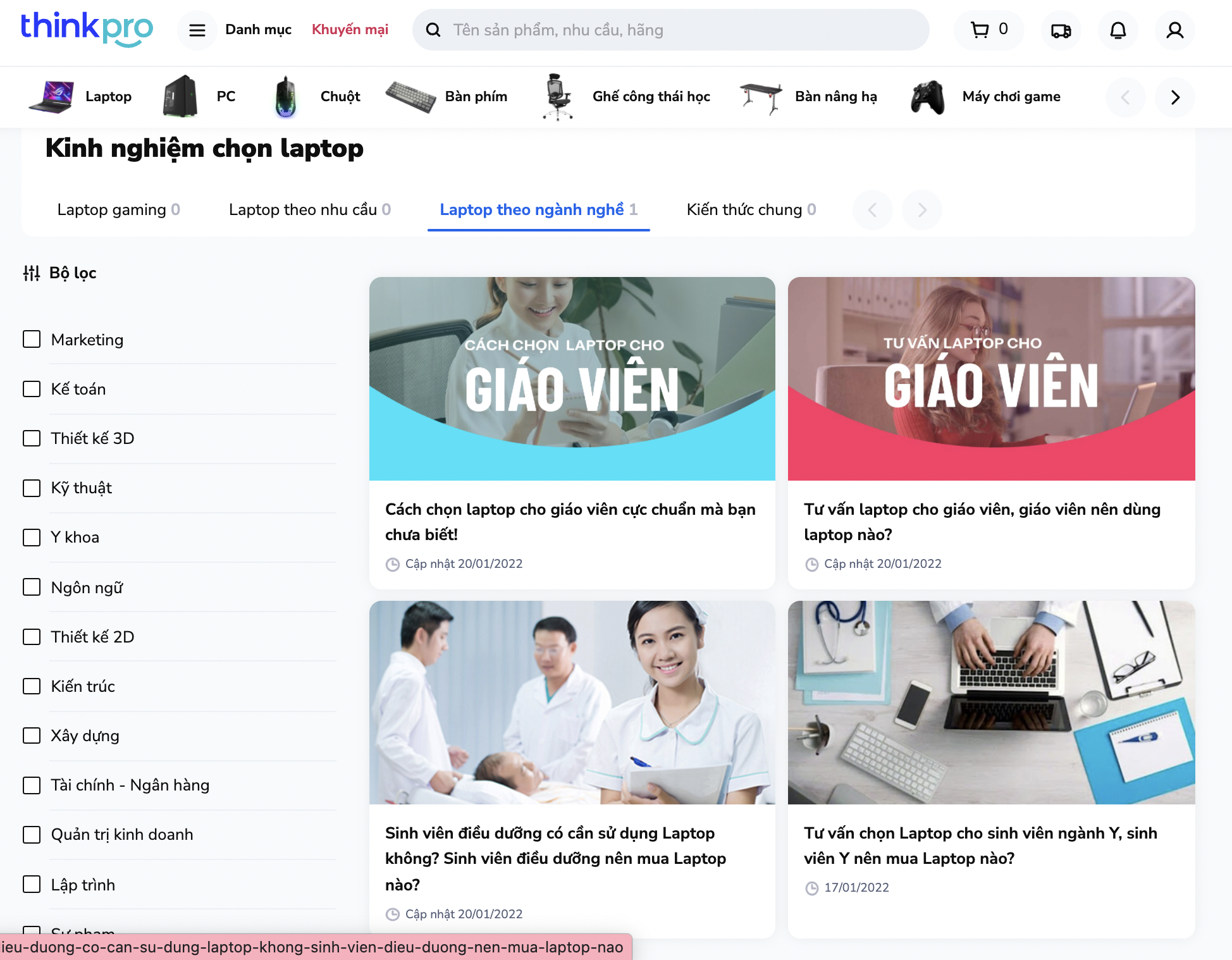 Chụp màn hình cho thấy một người đang cầm sản phẩm để đánh giá kỹ lưỡng, trung thực theo nhu cầu người dùng.