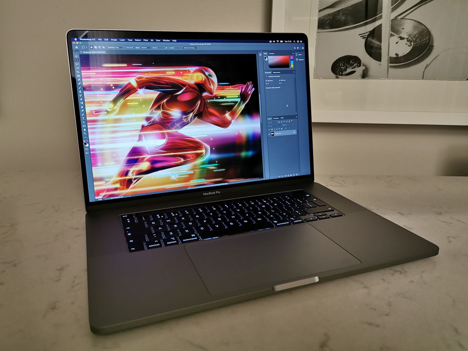 MacBook cũ với bàn phím và loa cần kiểm tra kỹ lỗi.