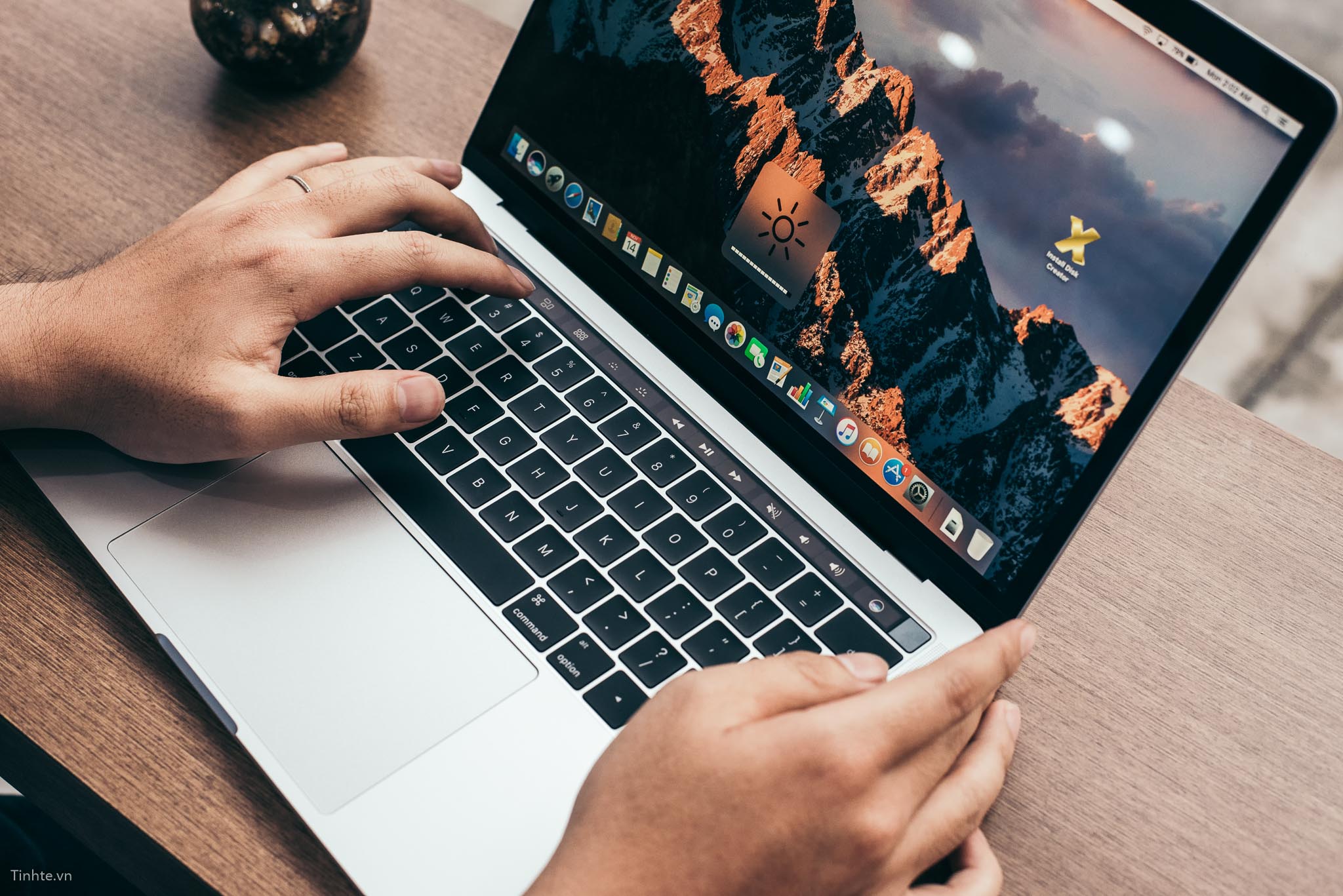 MacBook cũ với trackpad và pin cần kiểm tra kỹ trước khi mua