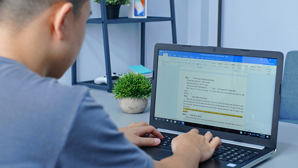 Laptop màn hình lớn cho giáo viên soạn giáo án, làm PowerPoint và nhập liệu Excel.
