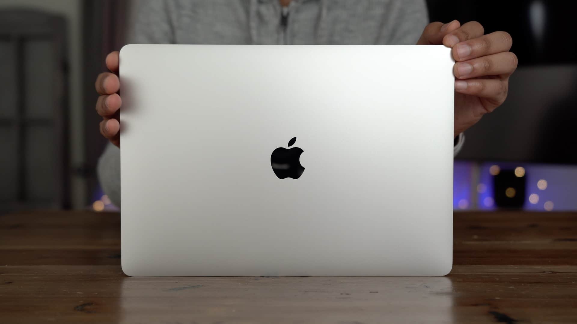 MacBook cũ, kiểm tra pin và hiệu năng ổ cứng.