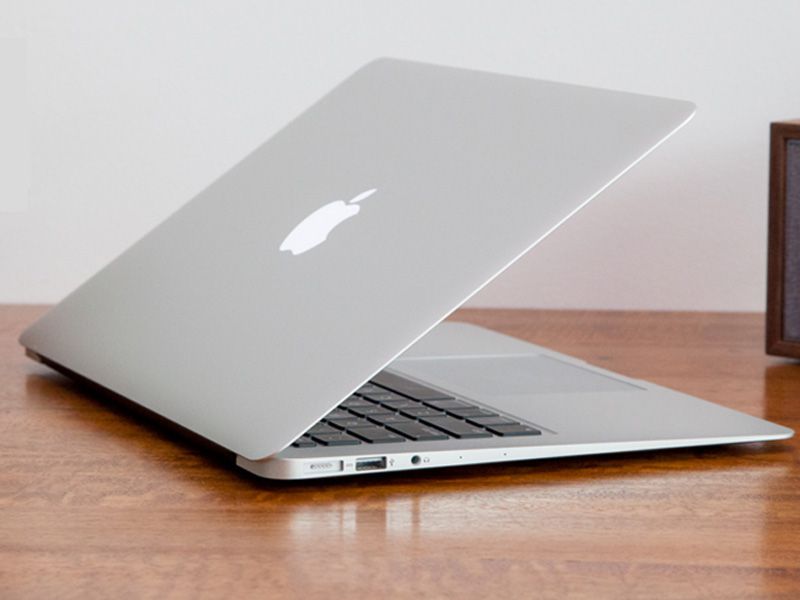 MacBook cũ vỏ nhôm sang trọng, logo trái táo khuyết, bàn phím cánh bướm và màn hình viền bo.