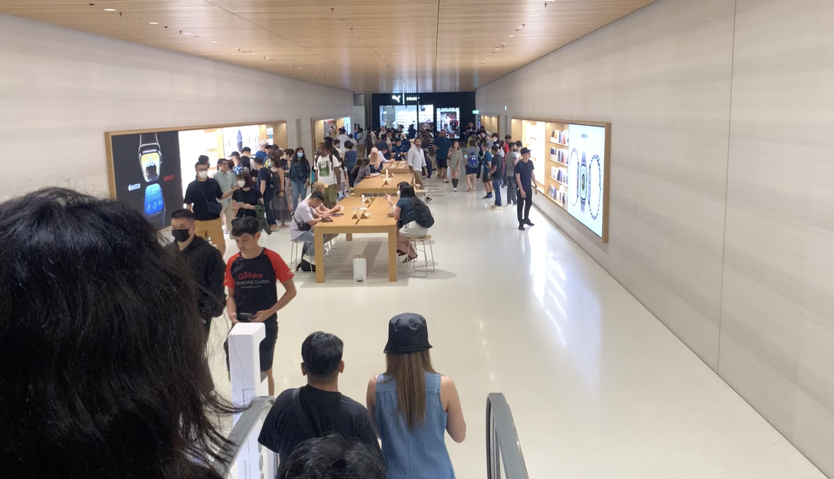 Bạn có thể vào Apple Store từ khu mua sắm Marina Bay bằng cách xuống tầng 1 bằng thang máy