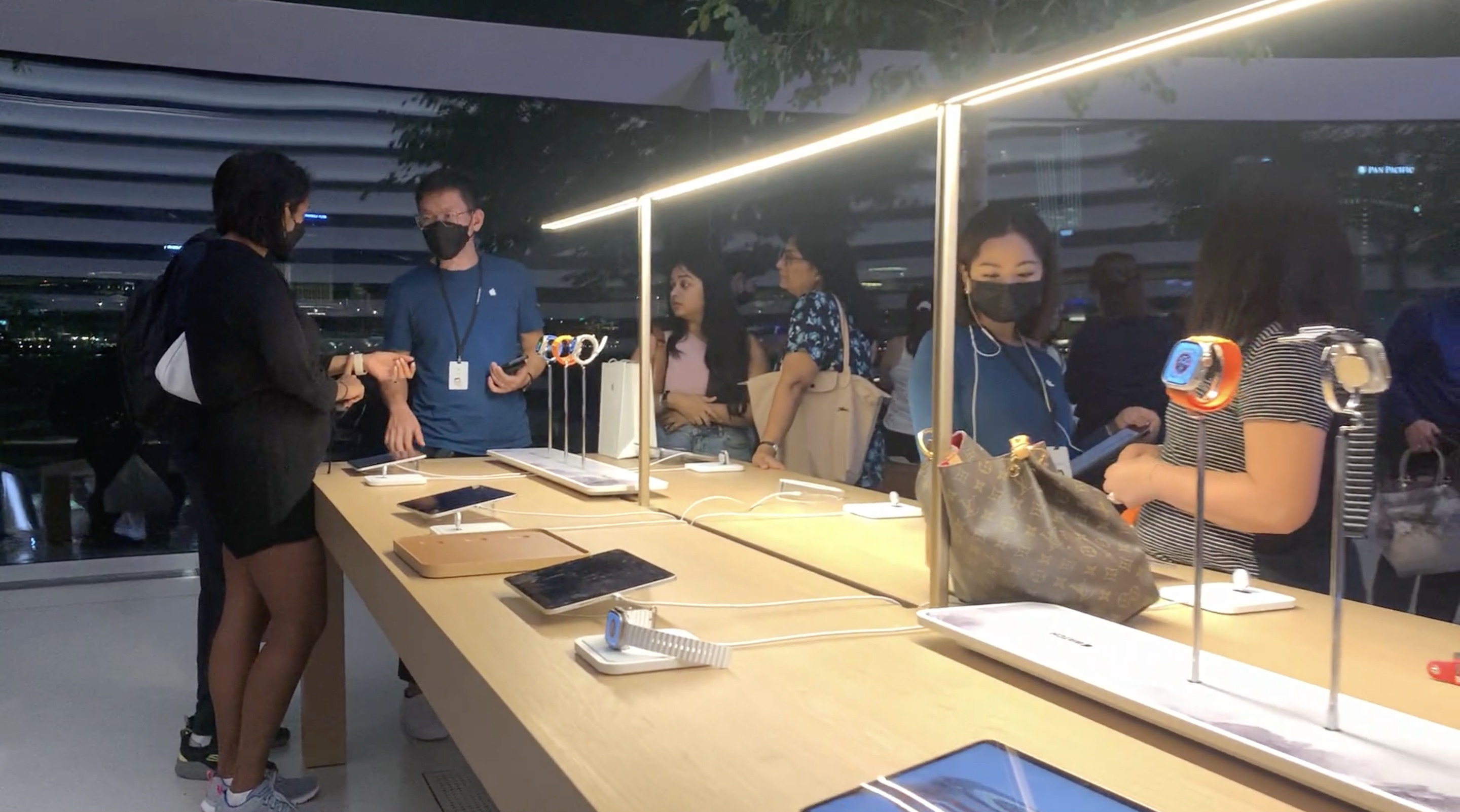 Nhân viên Apple Store luôn tận tình hướng dẫn khách hàng