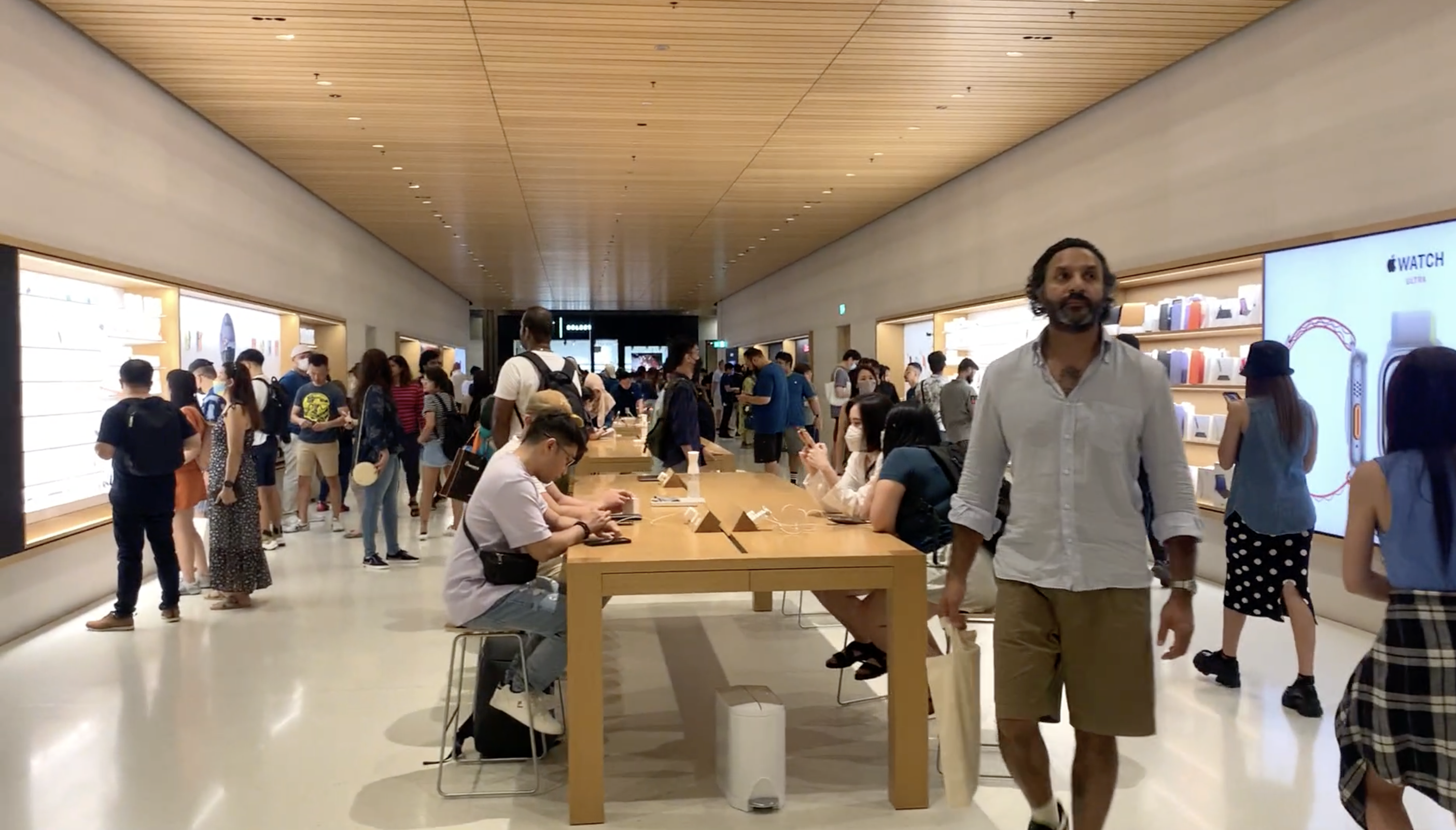Khu mua sắm tại Apple Store kết nối với Marina Bay