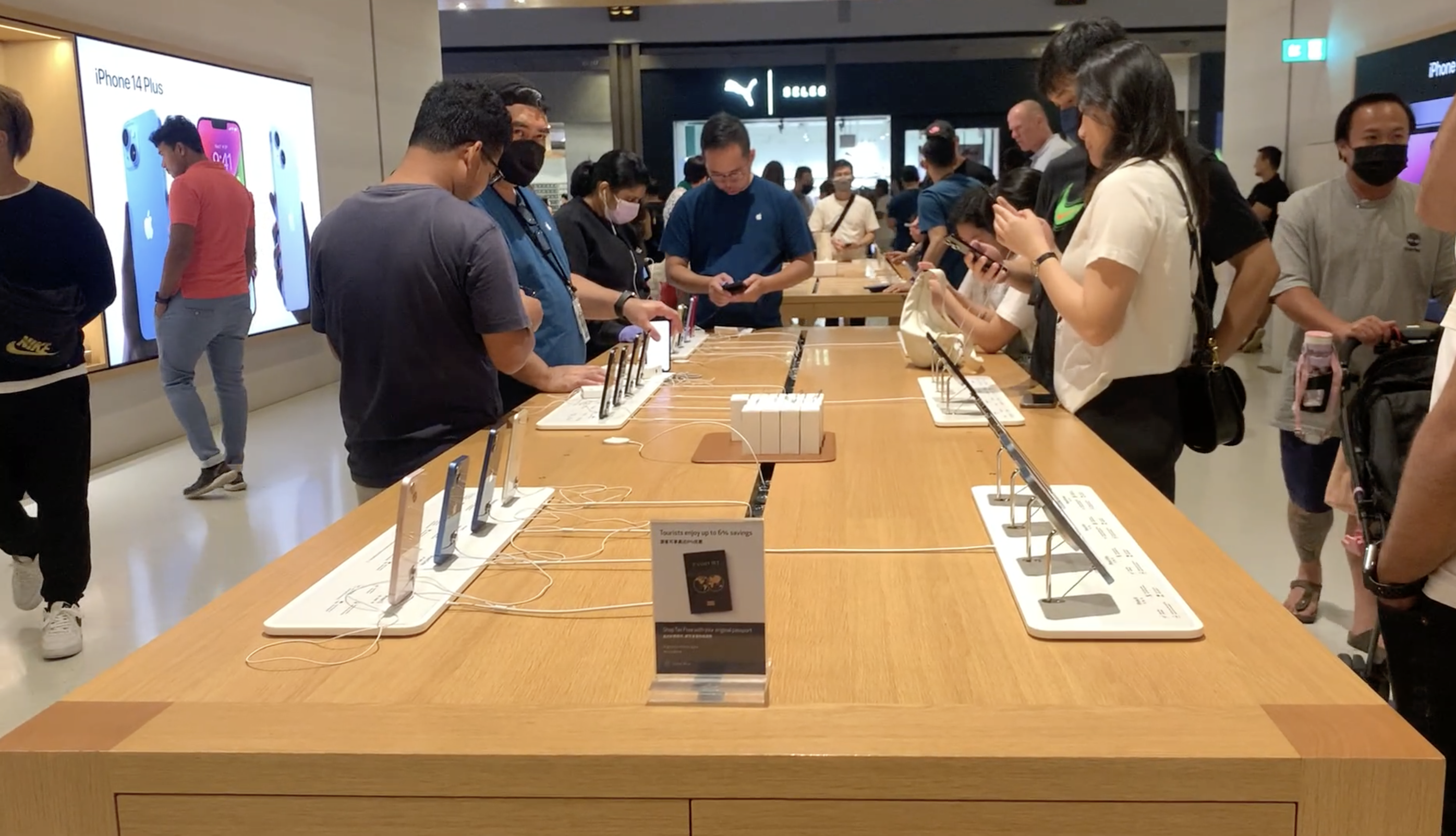 nhân viên Apple luôn có mặt để hướng dẫn người dùng trải nghiệm