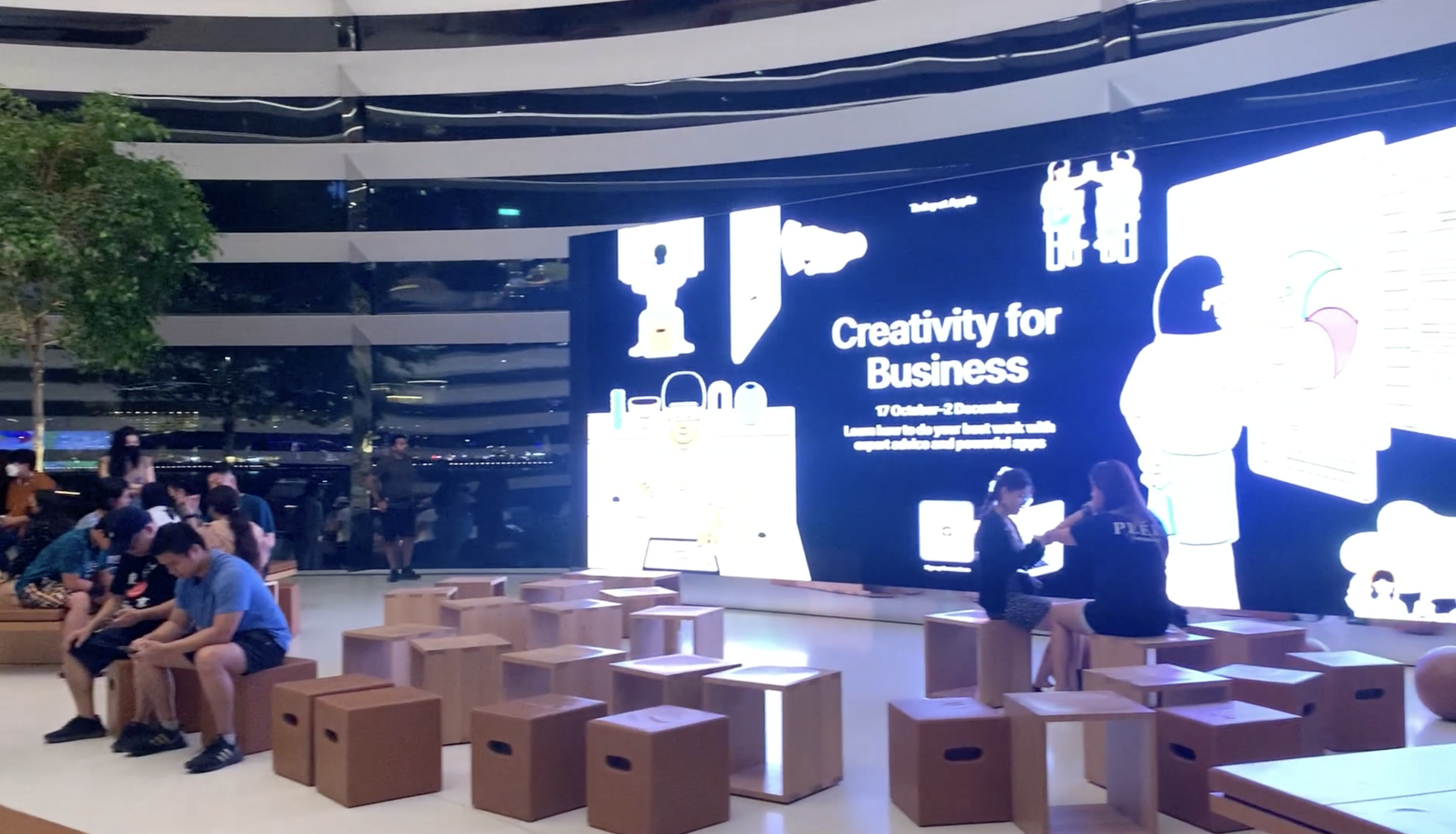 Khu vực màn hình lớn và ghế ngồi tại Apple Store