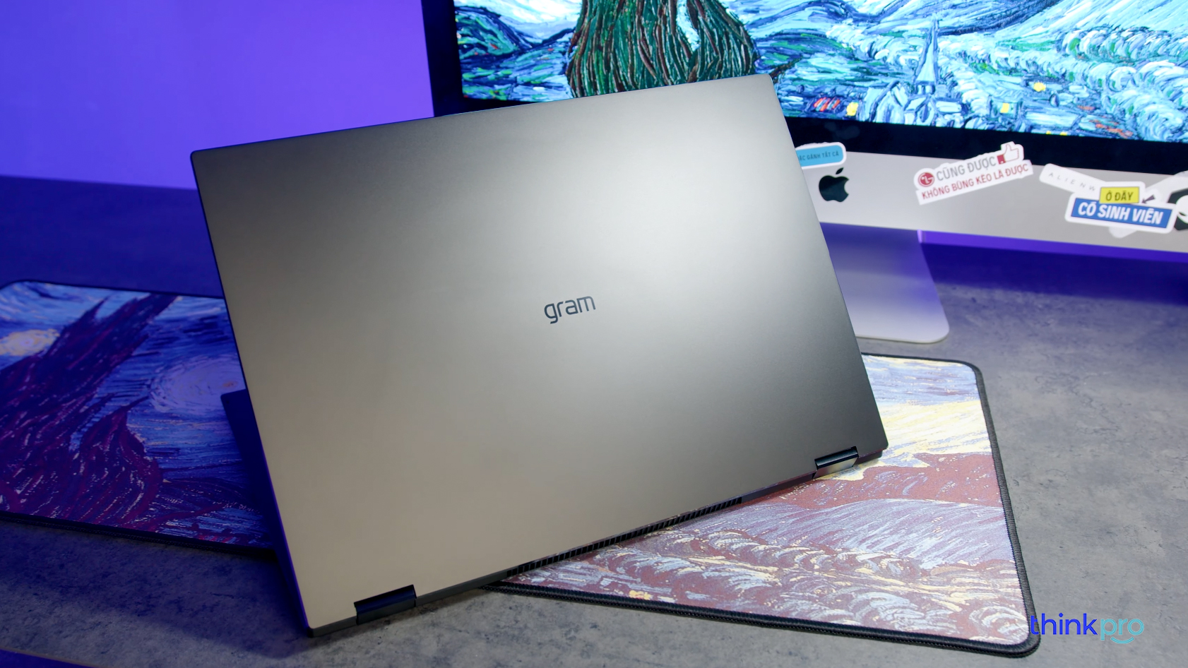 LG Gram 16 2-in-1 2022 màu Đen Obsidian, viền mỏng, logo Gram sáng bóng.