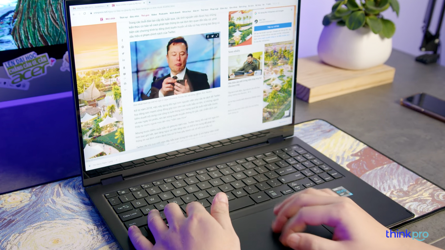 Touchpad lớn của LG Gram 16 2-in-1 2022, phủ kính, cho thao tác vuốt chạm mượt mà, chính xác.