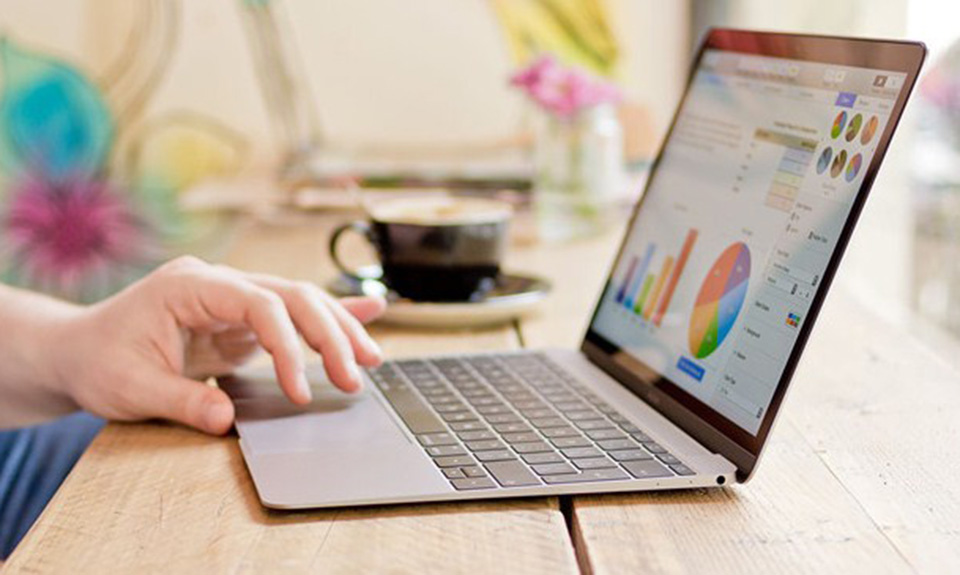 Laptop cho kế toán nên có màn hình từ 14-inch trở lên