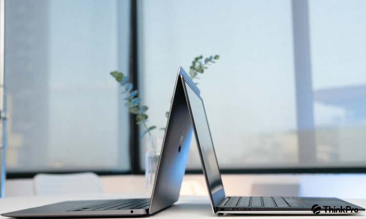 Dell XPS 13 và MacBook 13 inch cạnh nhau, minh họa cho việc kiểm tra cổng kết nối và wifi.