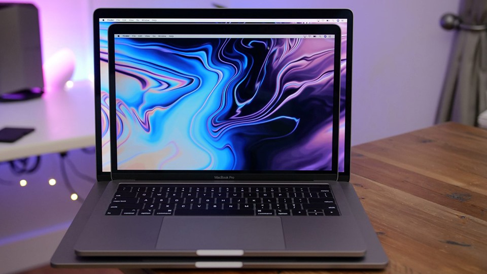 MacBook 16 inch và 13 inch: so sánh kích thước, giá và tính năng.