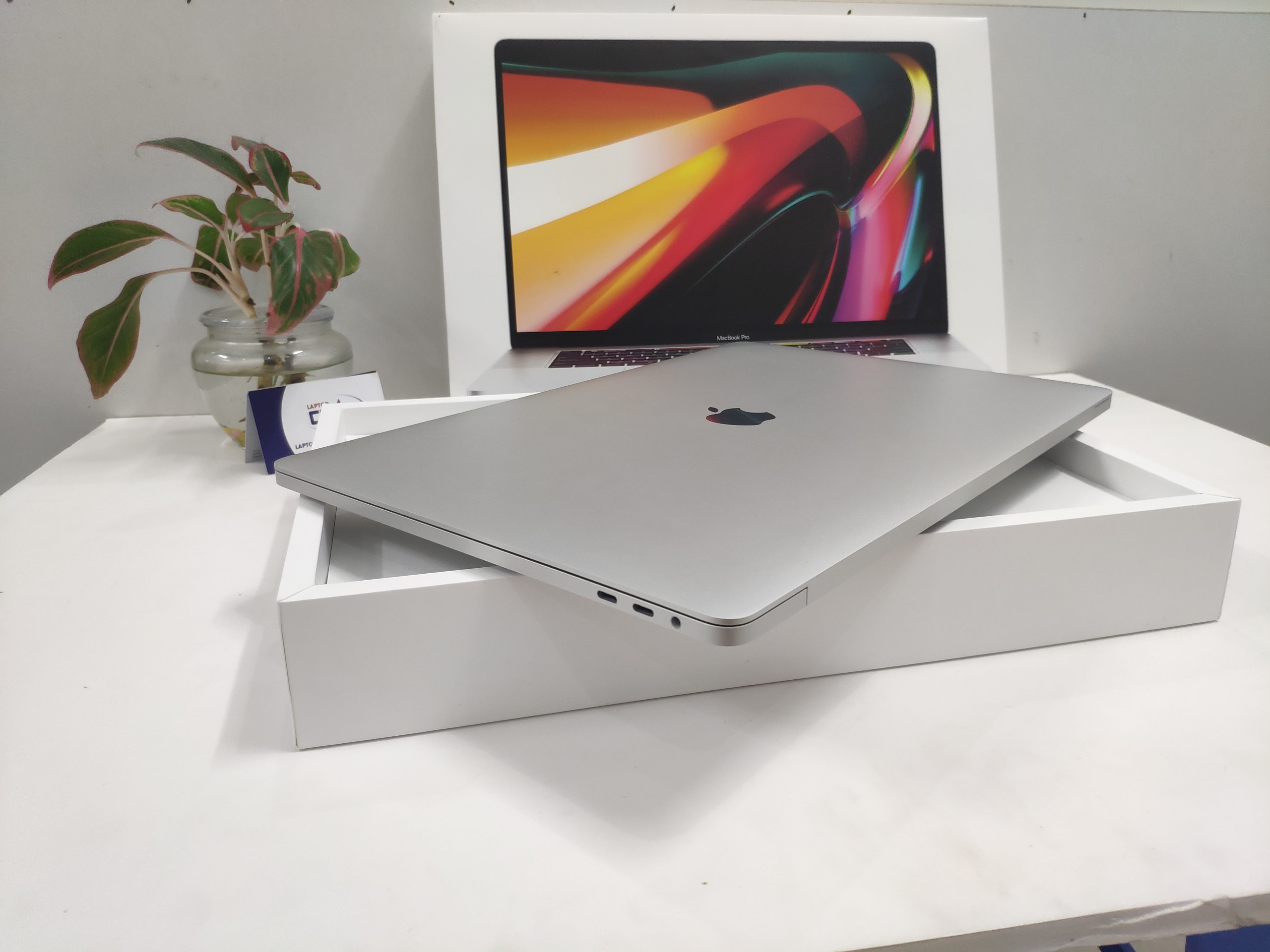MacBook sang trọng, đẳng cấp, lựa chọn hàng đầu của doanh nhân và creator.