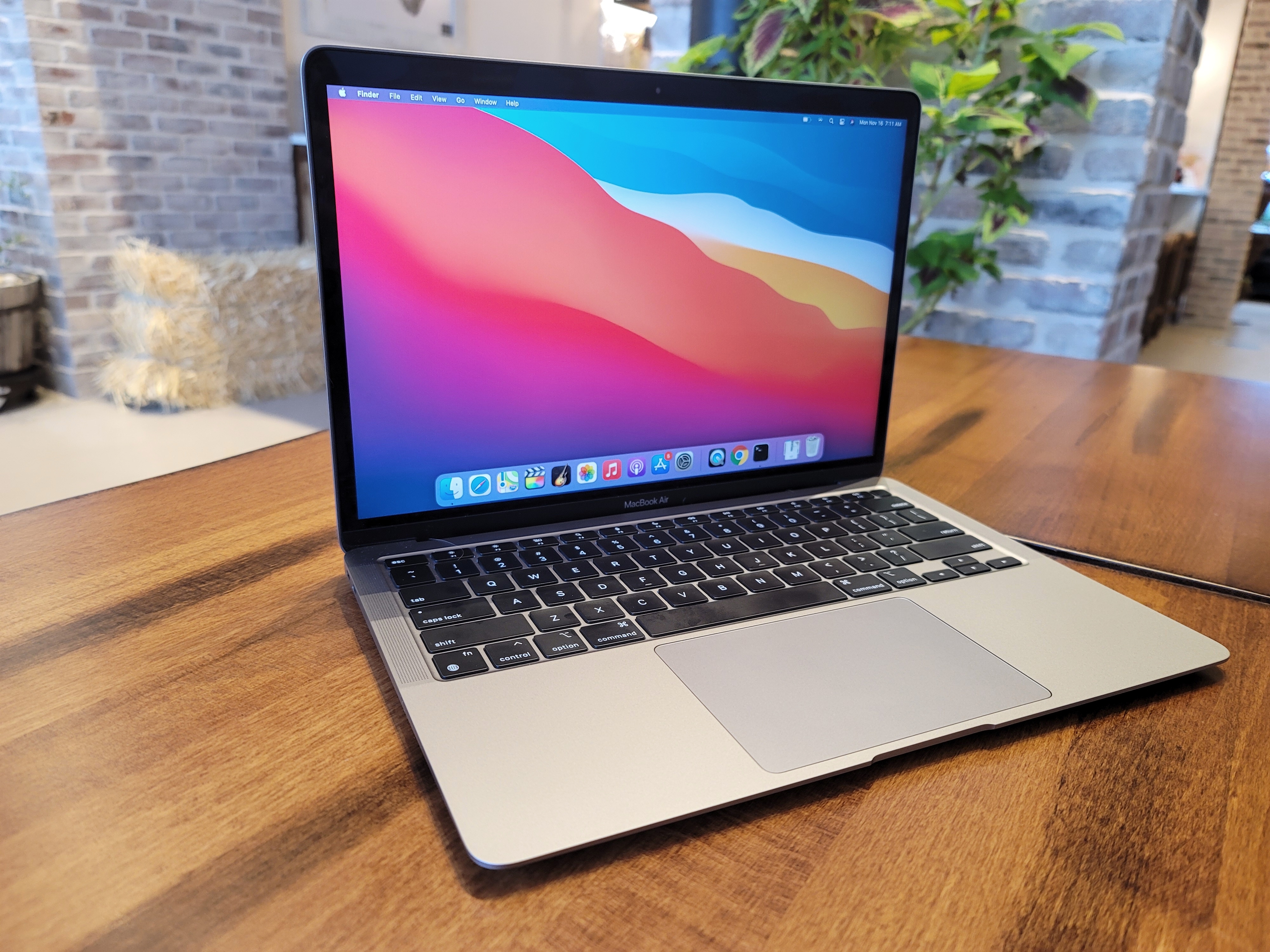 MacBook M1 2020 Pro màu xám, thiết kế nhôm nguyên khối, màn hình Retina 13.3 inch sắc nét.