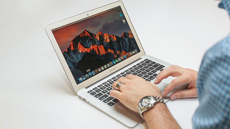 MacBook cũ giá rẻ, màn hình sáng đẹp, bàn phím tốt