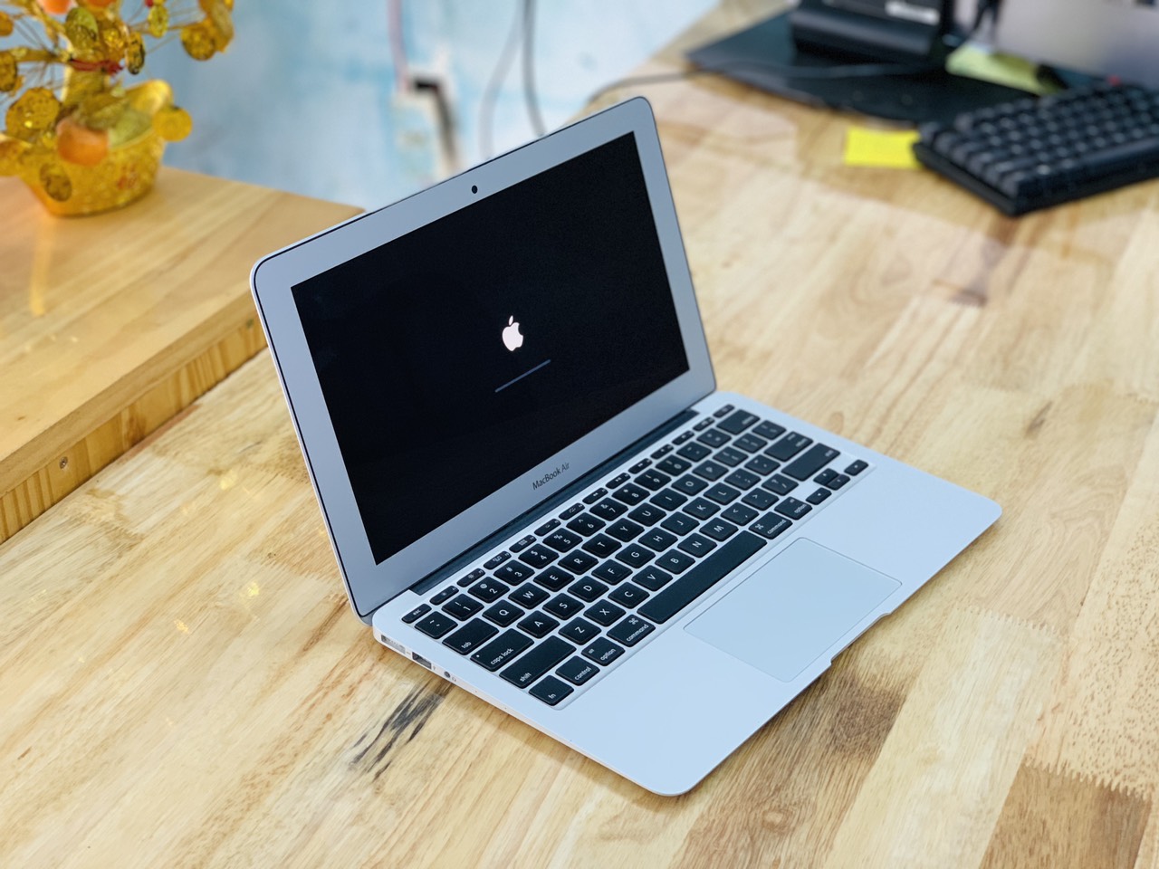 MacBook giá rẻ cũ, màn hình hiển thị bàn phím và trackpad
