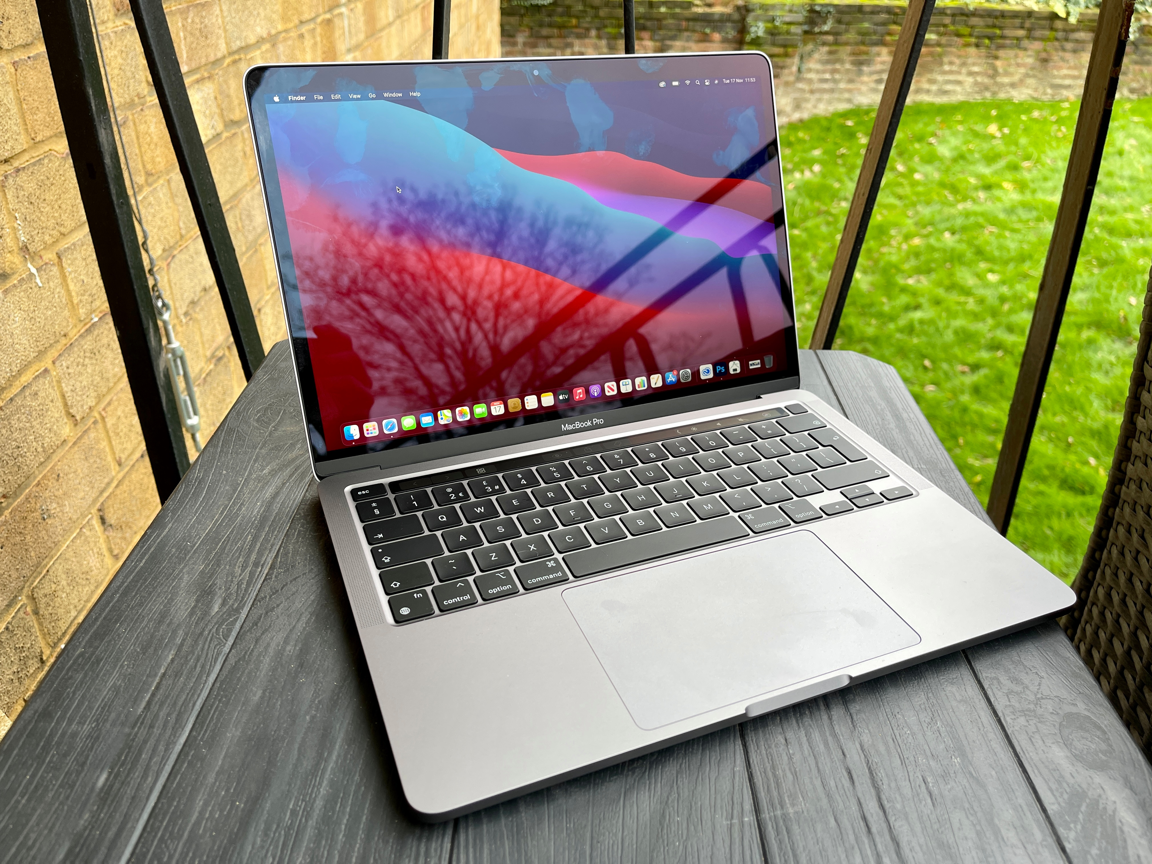 MacBook Pro M1 Pro với chip Apple Silicon mạnh mẽ