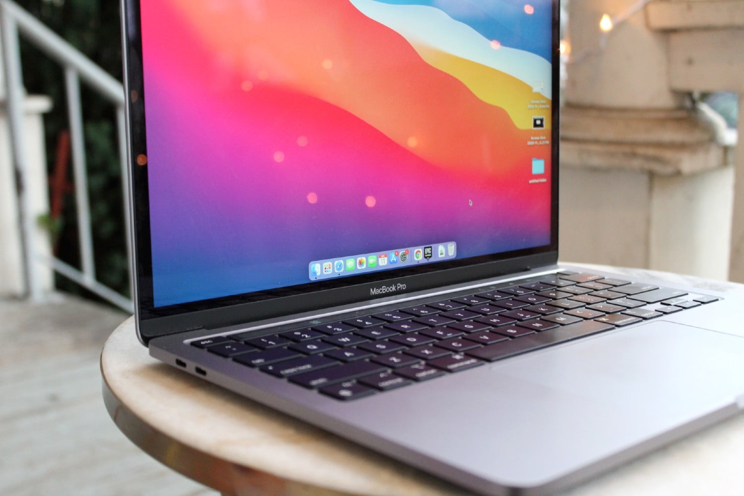 MacBook Pro M1 chơi game Rise of the Tomb Raider và Civilization VI với nhiệt độ ổn định.