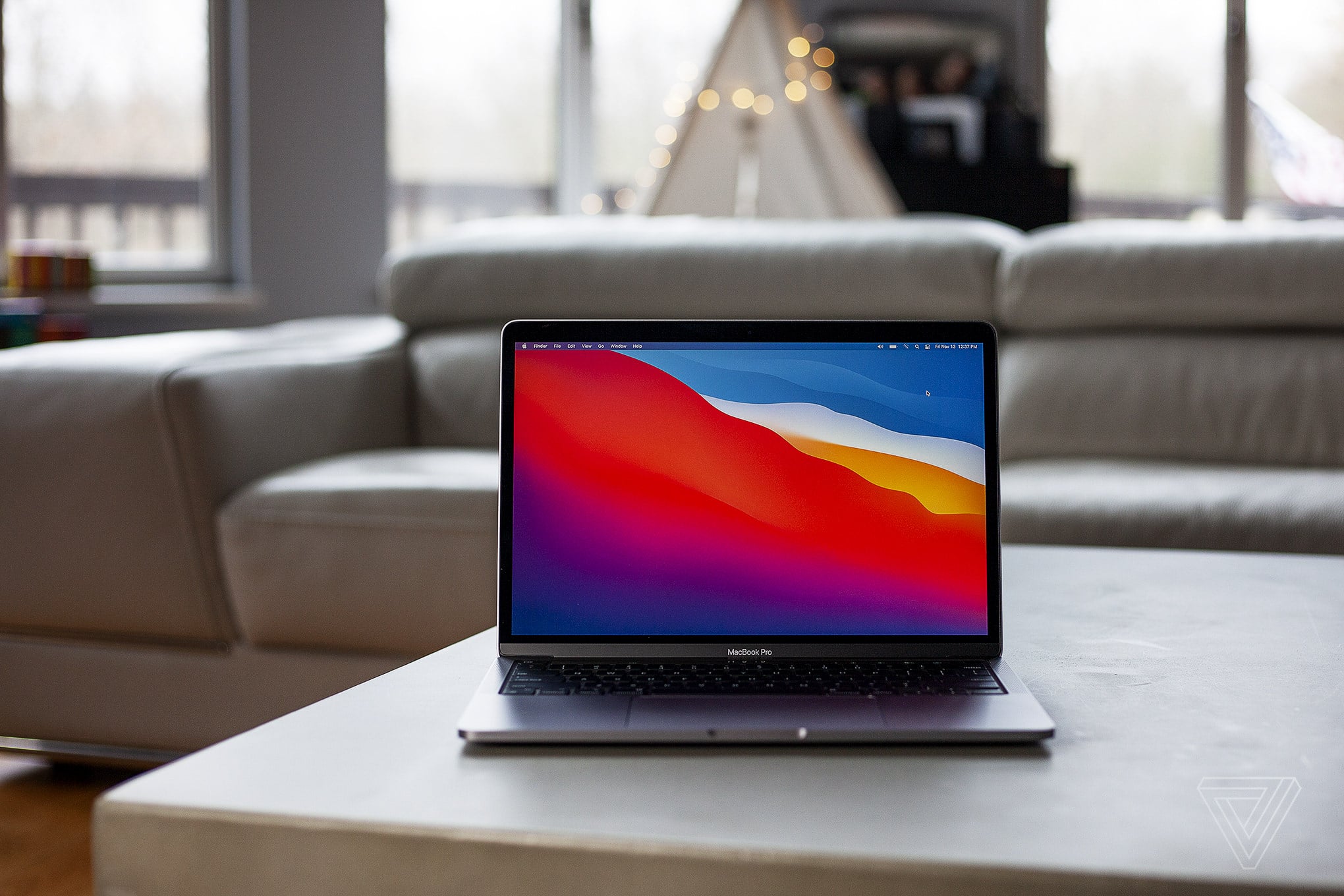 Macbook M1 Pro với thời lượng pin ấn tượng lên tới 18 giờ.
