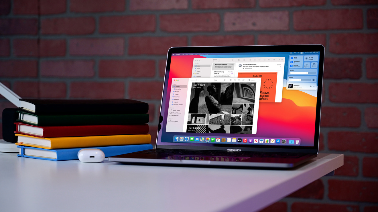 MacBook Pro M1 với các cổng USB-C và jack 3.5 mm.