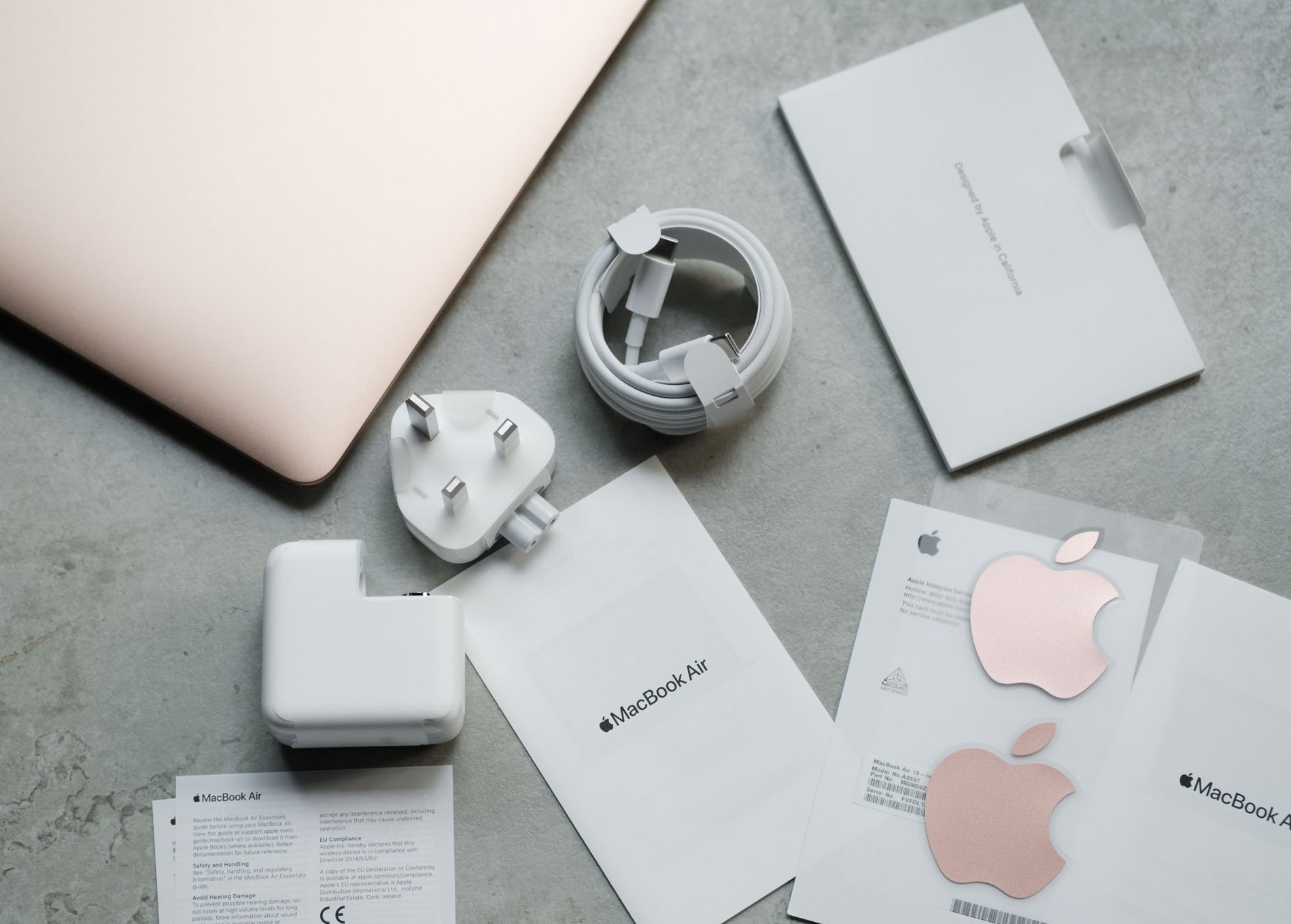 MacBook xách tay với bàn phím layout quốc tế, cần chú ý khi mua hàng từ Châu Âu, Nhật Bản.