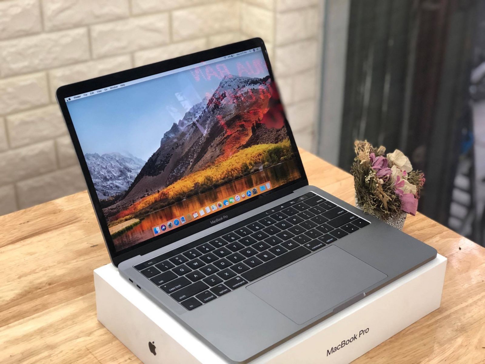 MacBook Pro 13 inch 2020 hiển thị màn hình và kết nối Wifi, Bluetooth