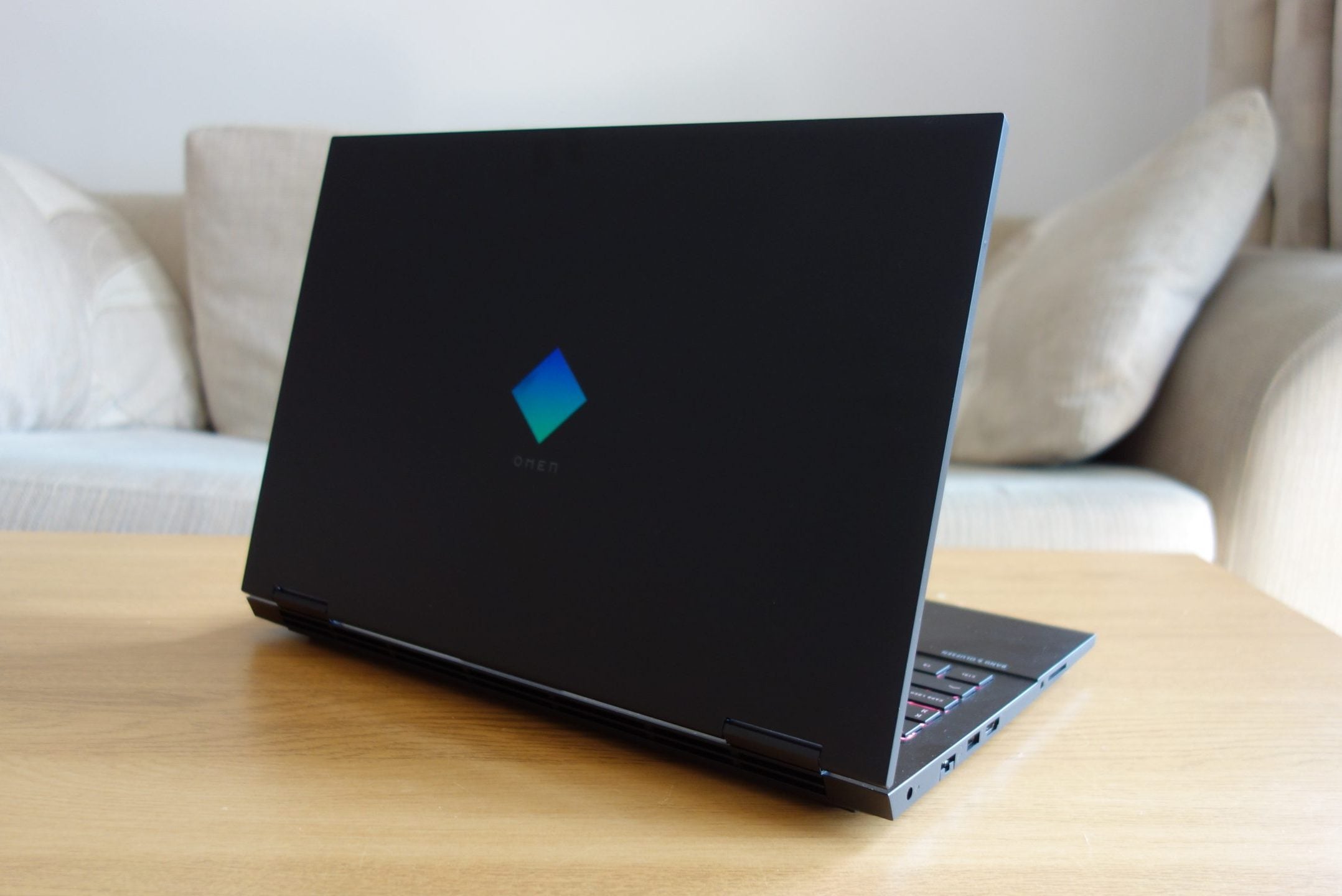 danh-gia-hp-omen-15-thinkpro-1