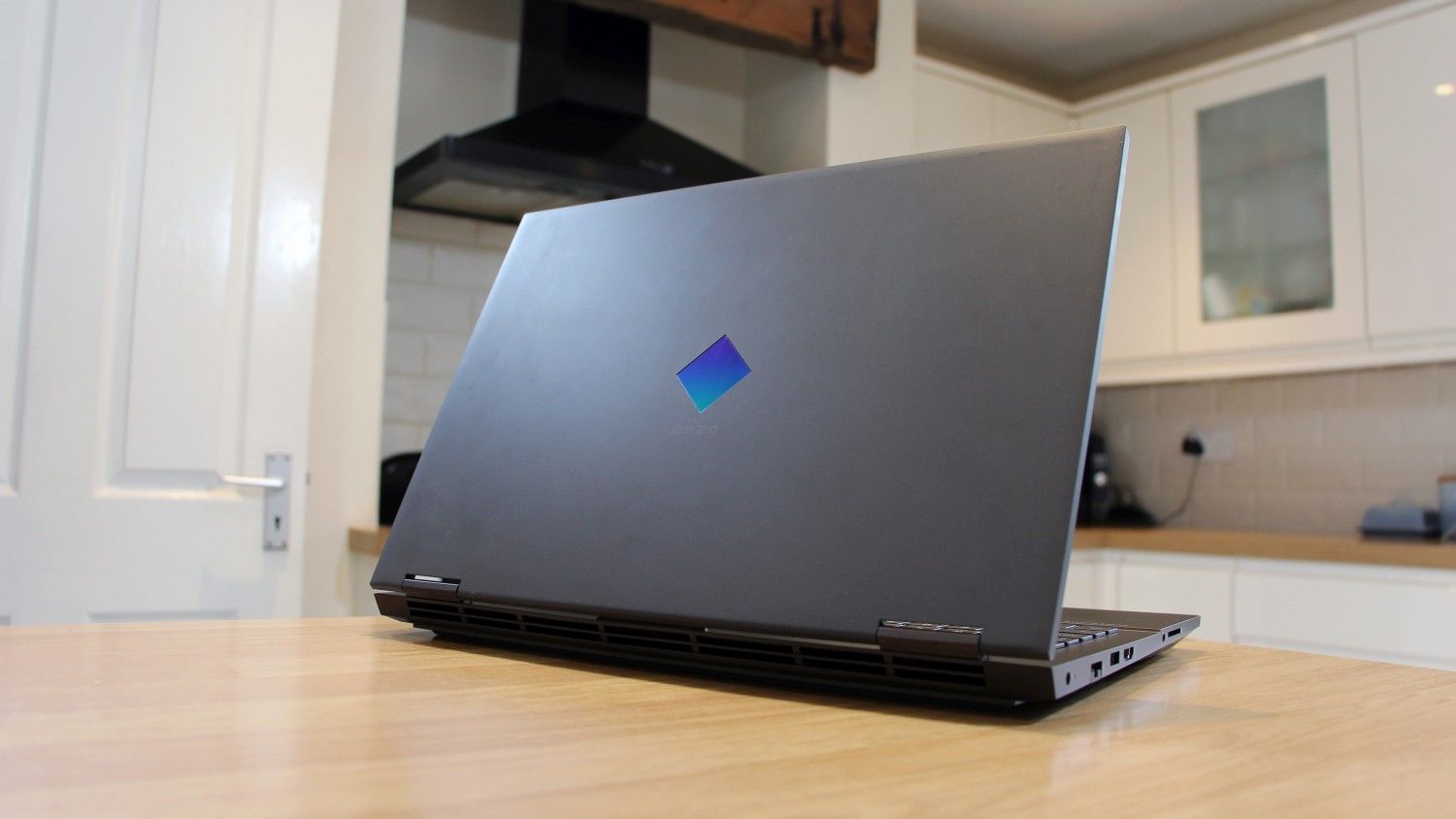 danh-gia-hp-omen-15-thinkpro-1