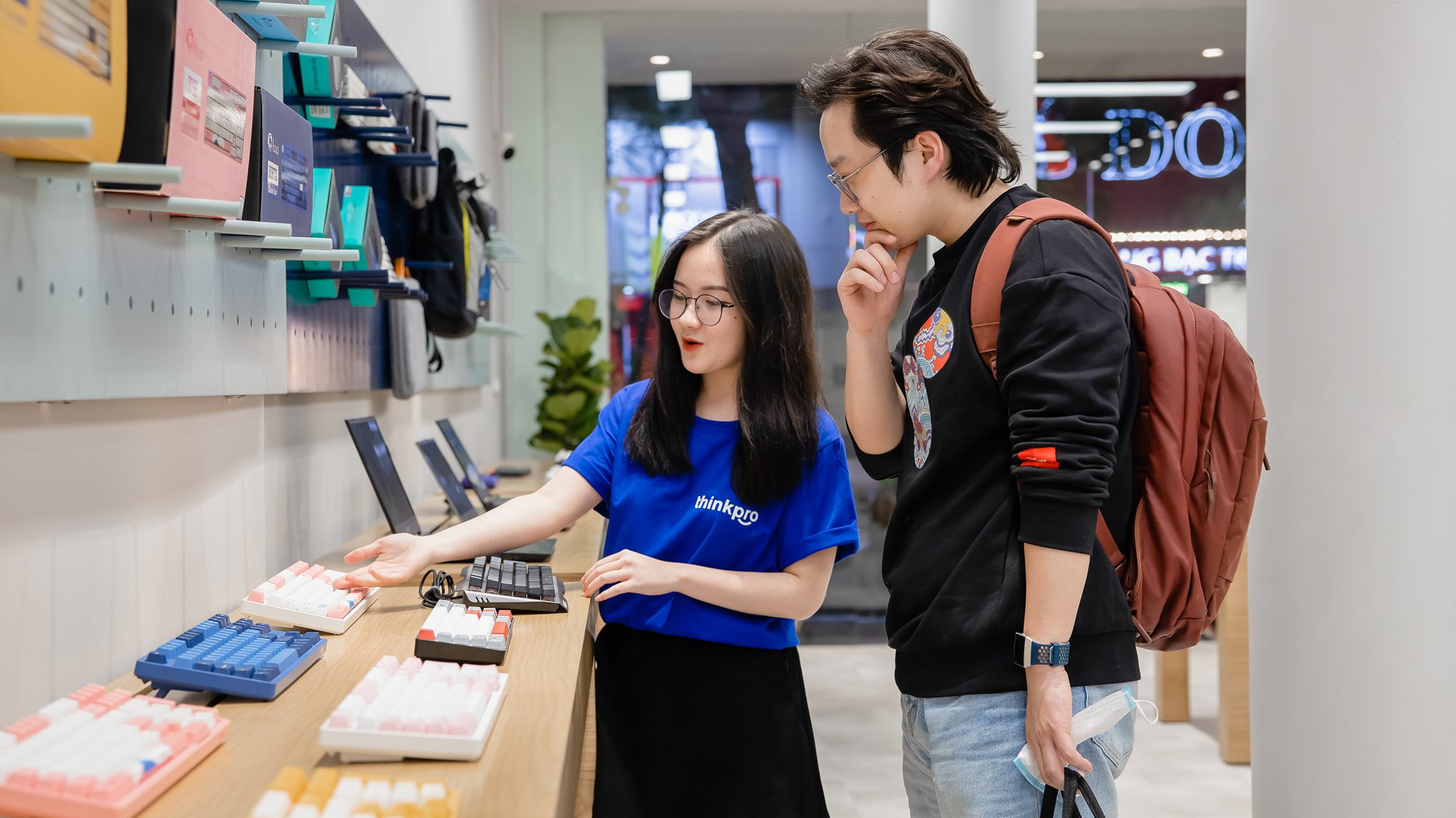 Showroom Dạo Bước Công Nghệ: Laptop trưng bày mở hộp, trải nghiệm thực tế, sắp xếp theo nhu cầu.