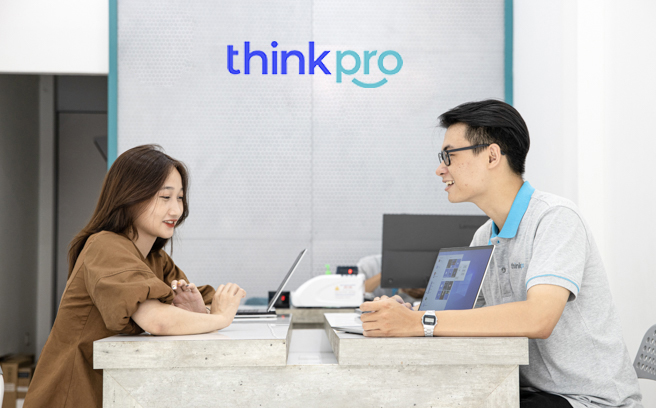 Nhân viên ThinkPro lắng nghe ý kiến khách hàng để cải thiện dịch vụ.