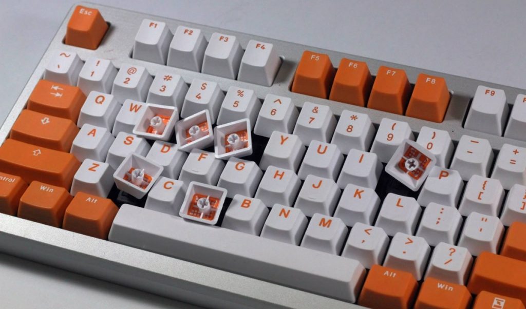 Bàn phím cơ với keycap PBT màu trắng và đen