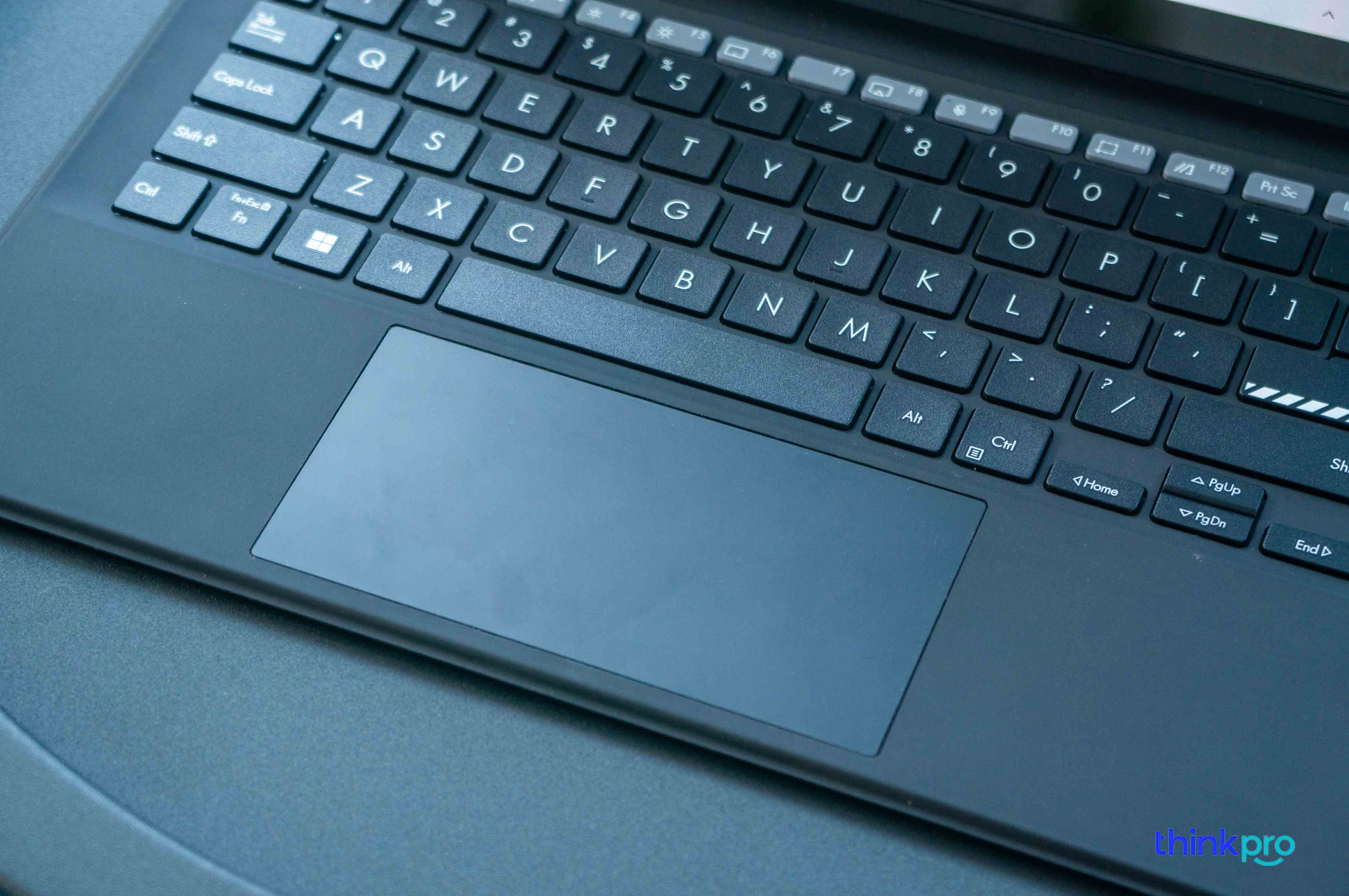 Phần touchpad khá lớn thoải mái khi sử dụng