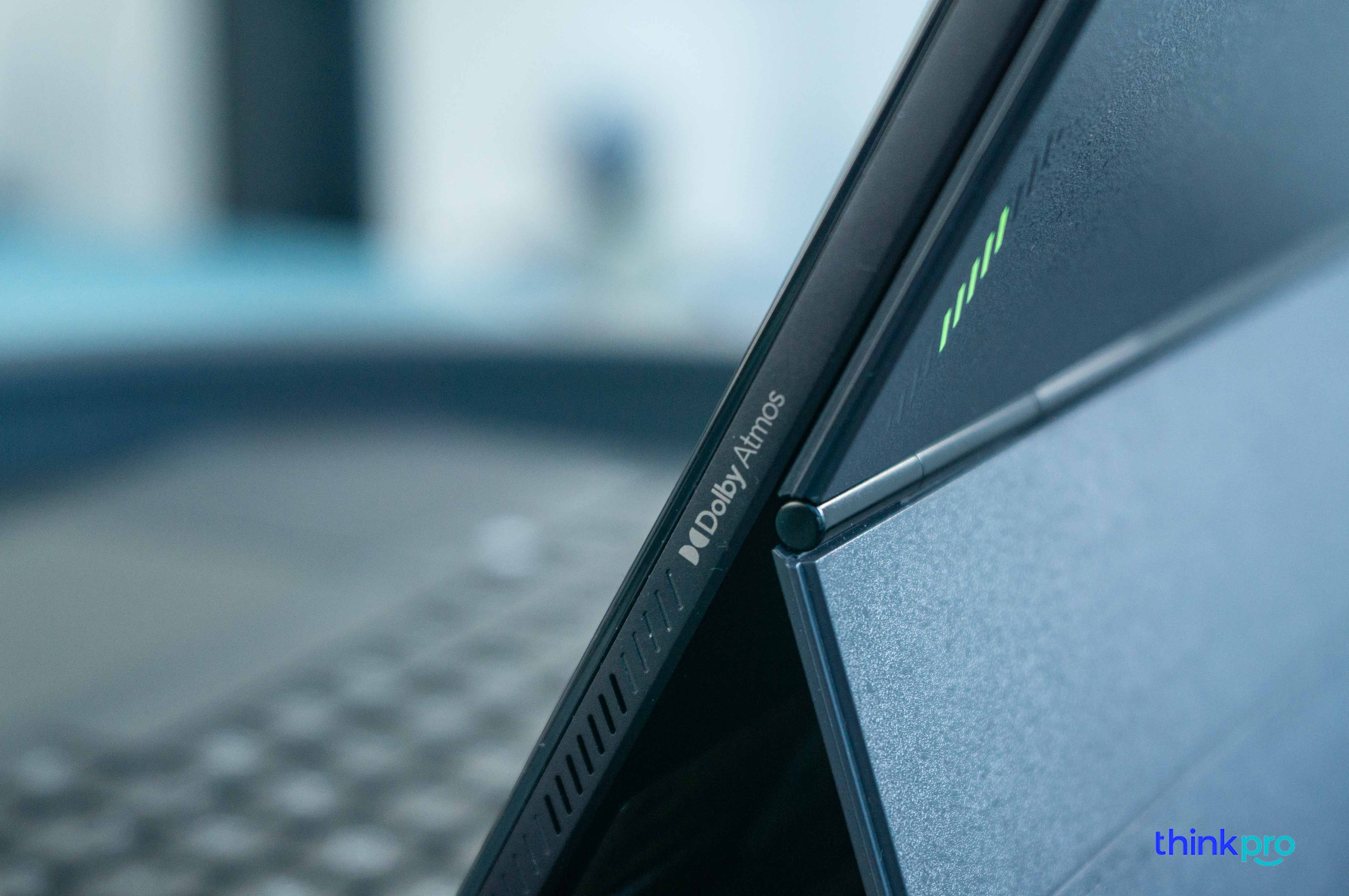 Slate 13 OLED sử dụng hệ thống âm thanh vòm 