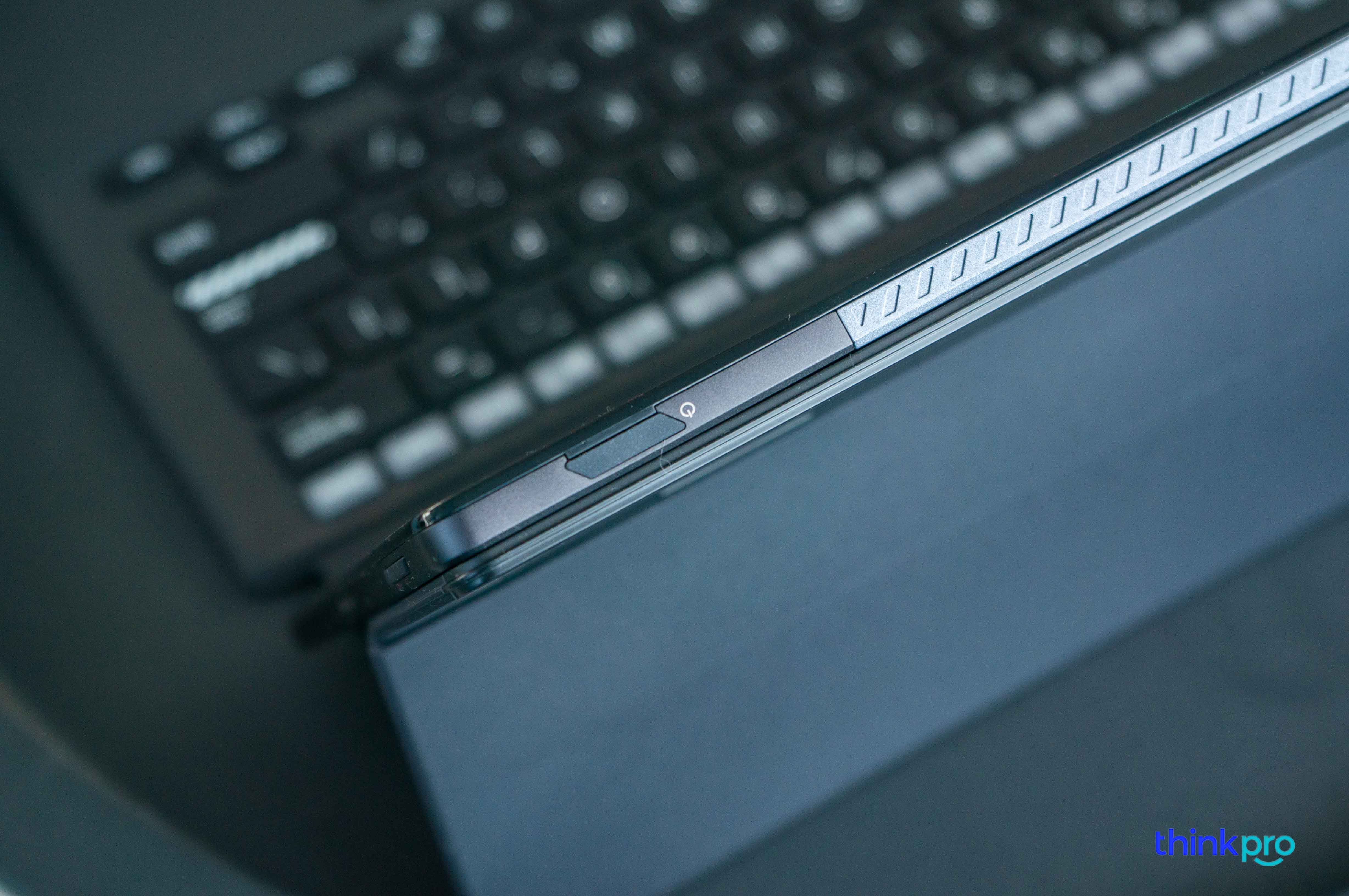 Các cổng kết nối nằm dọc hai bên thân máy