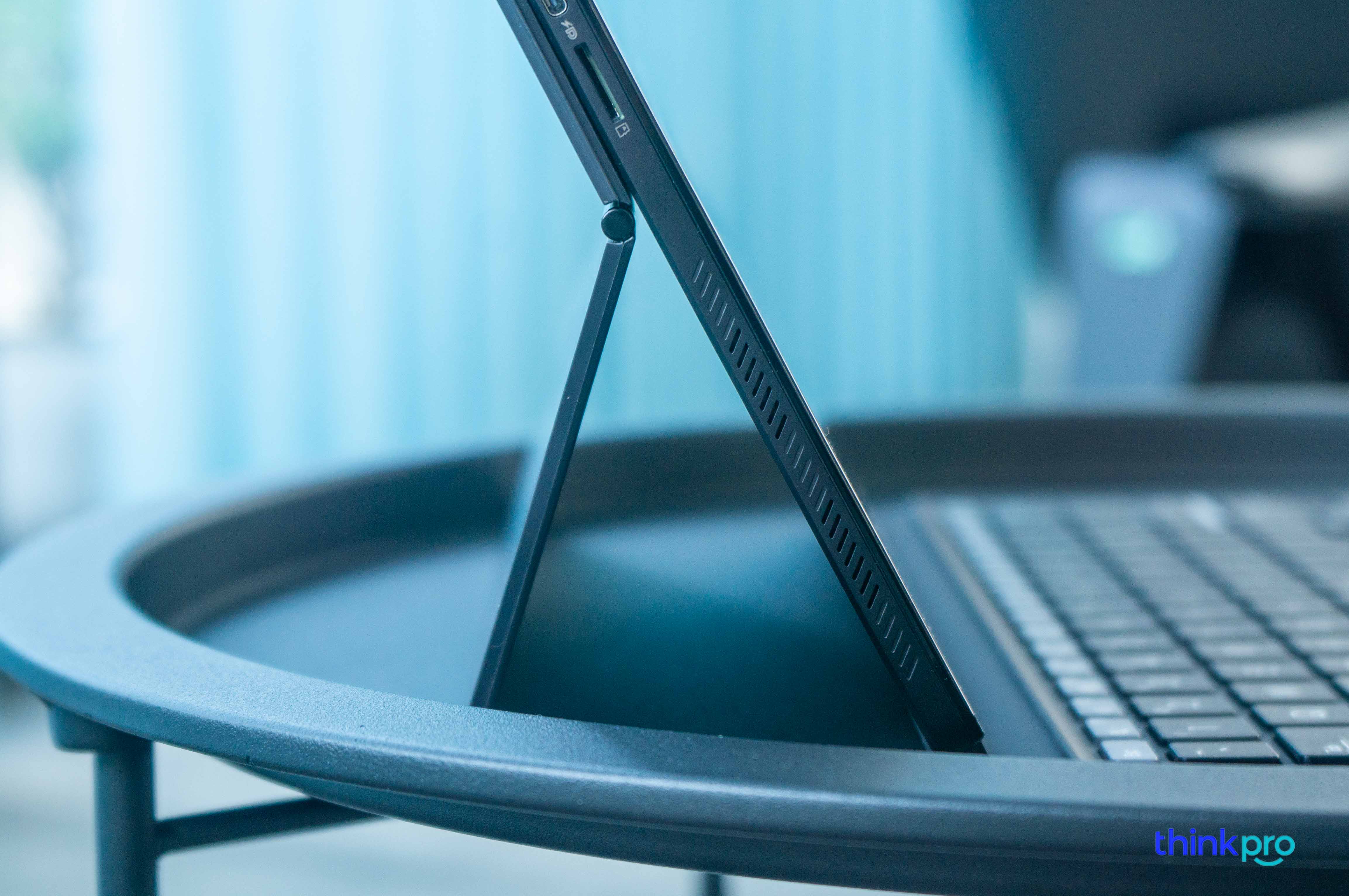 ASUS VivoBook Slate 13 OLED có chân nâng màn hình