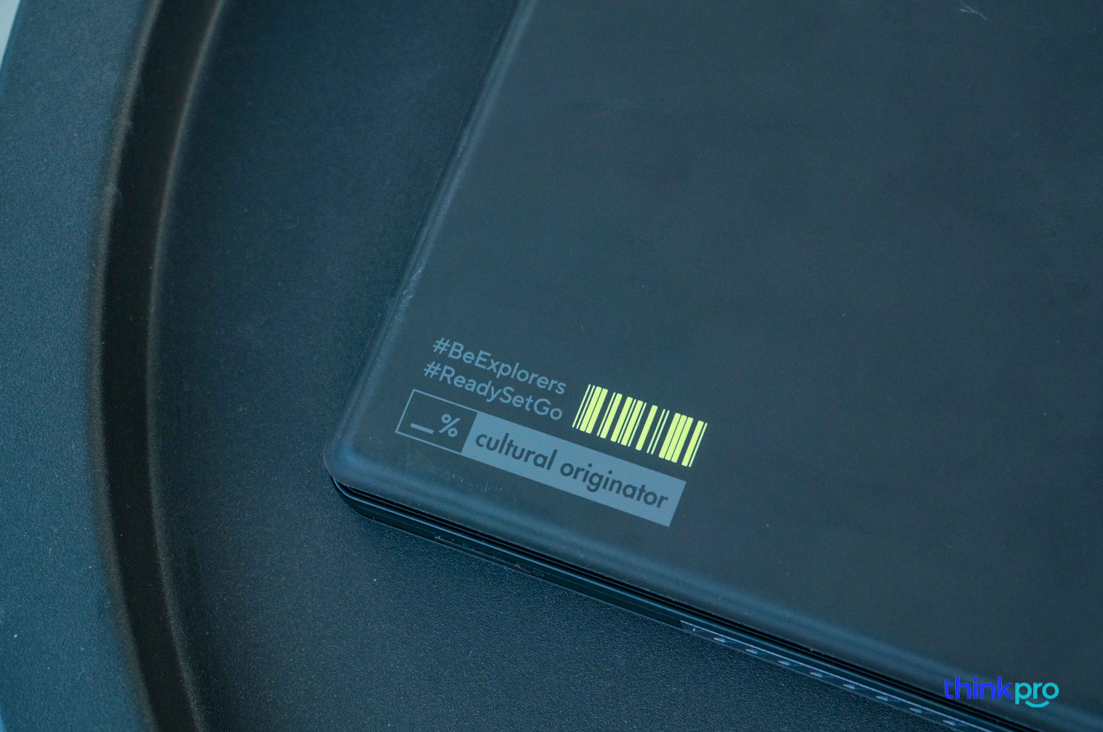 Asus Vivobook Slate 13 OLED thiết kế màu xanh dạ quang phối xám