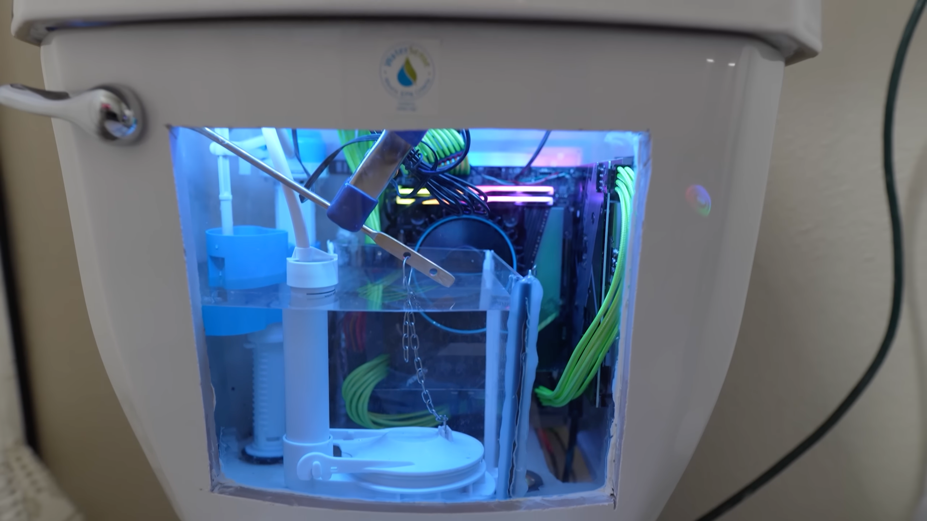 Người sáng tạo nội dung Basically Homeless sửa chữa máy tính bị tràn nước.