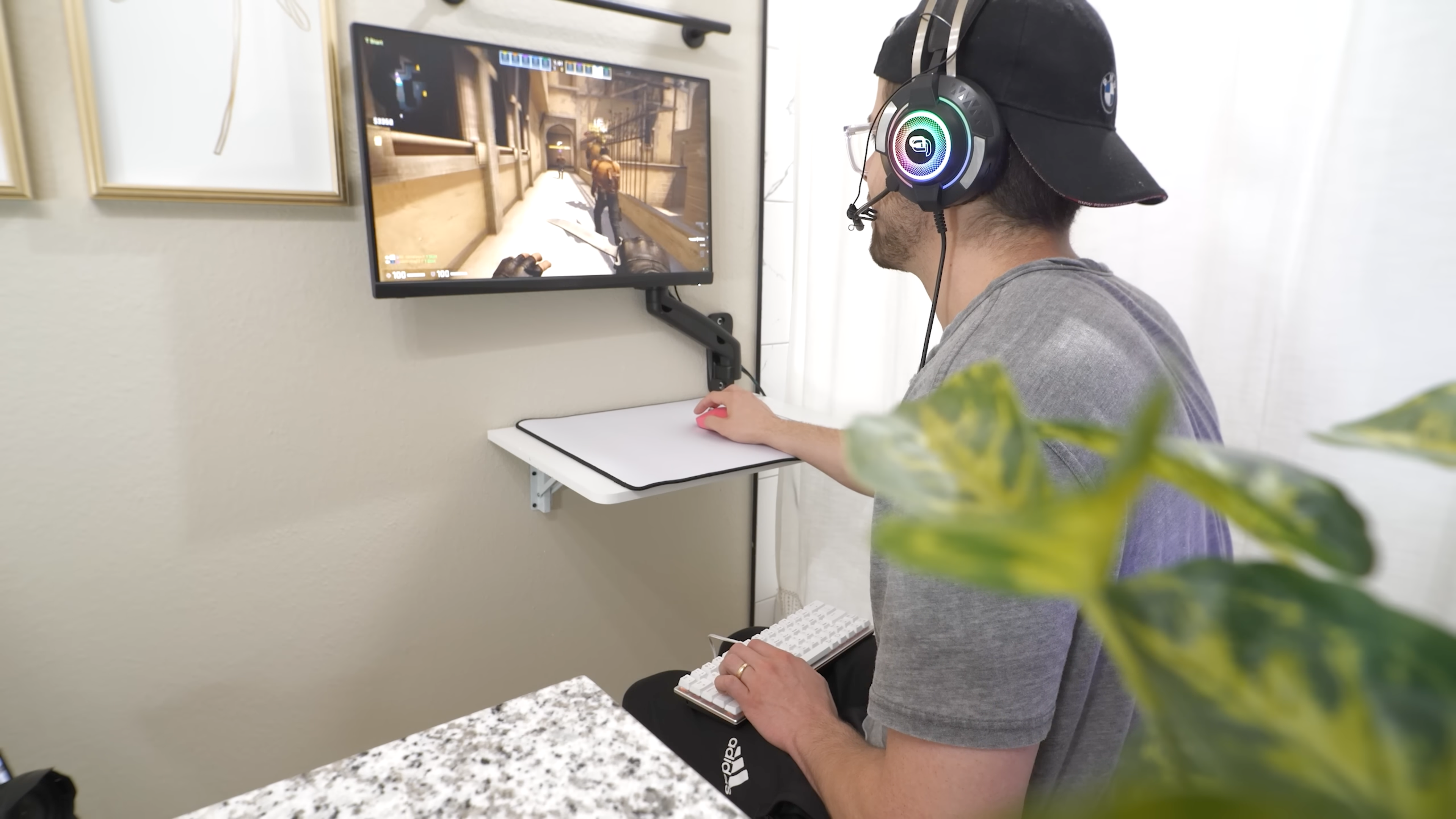 Người chơi game với thiết bị đặc biệt trong không gian ẩm ướt.