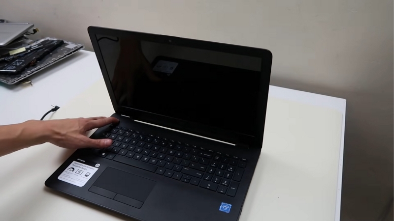 Khởi động laptop