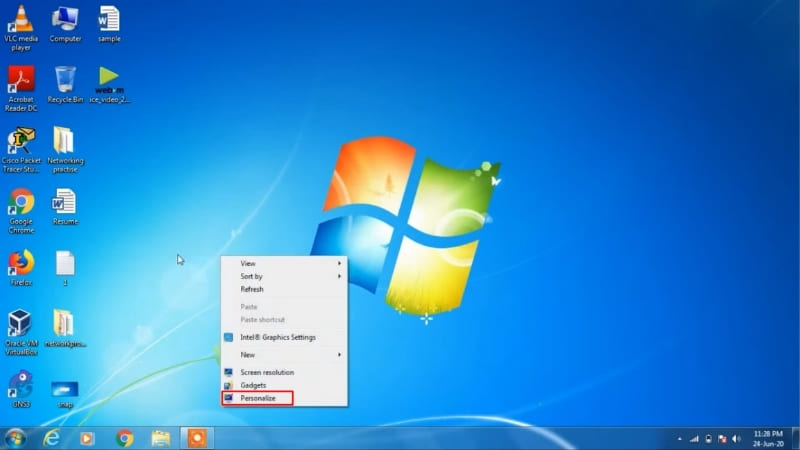 Click chuột phải vào màn hình Deskstop > Chọn Personalize