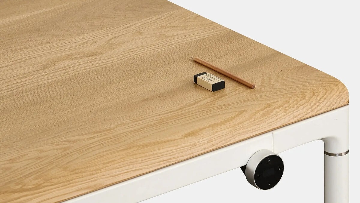 Mặt bàn nâng hạ Elite sử dụng gỗ sồi Mỹ với vân gỗ tự nhiên đẹp, có độ bền cao