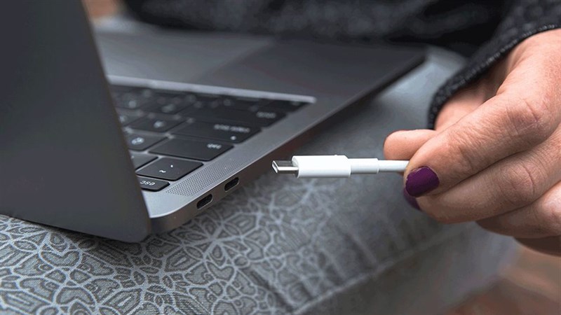 Hãy nhớ rút phích cắm sau khi laptop của bạn đã no điện 