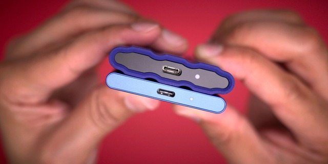 SSD di động Samsung T7 Shield siêu bền với thiết kế rãnh, không vân tay